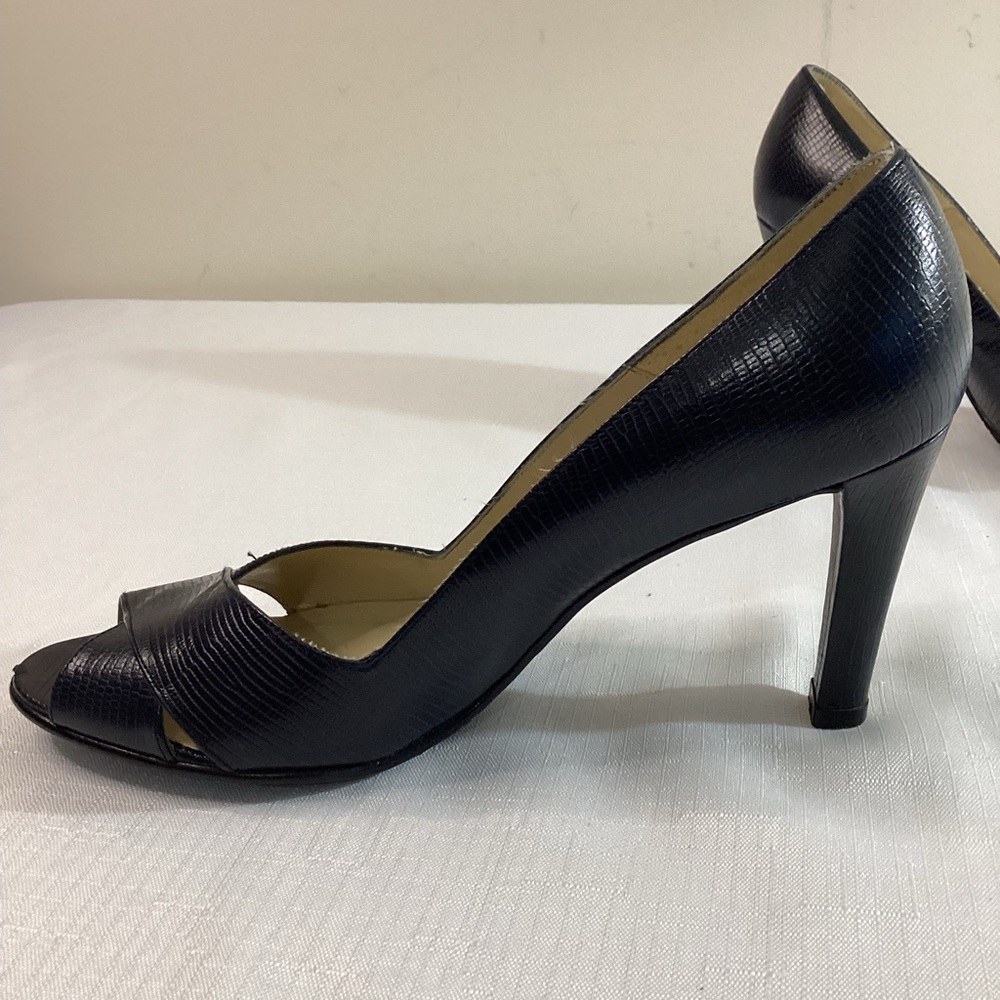 Etienne Aigner Women’s Navy Embossed Leather Peep Toe Heels Size 8 - Picture 4 of 14
